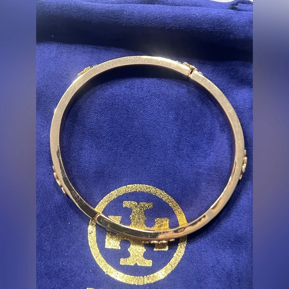 Brand New Tory Burch SERIF-T Pave Hinged Bracelet Bangle Swarovski Crystal Gold - Picture 5 of 6